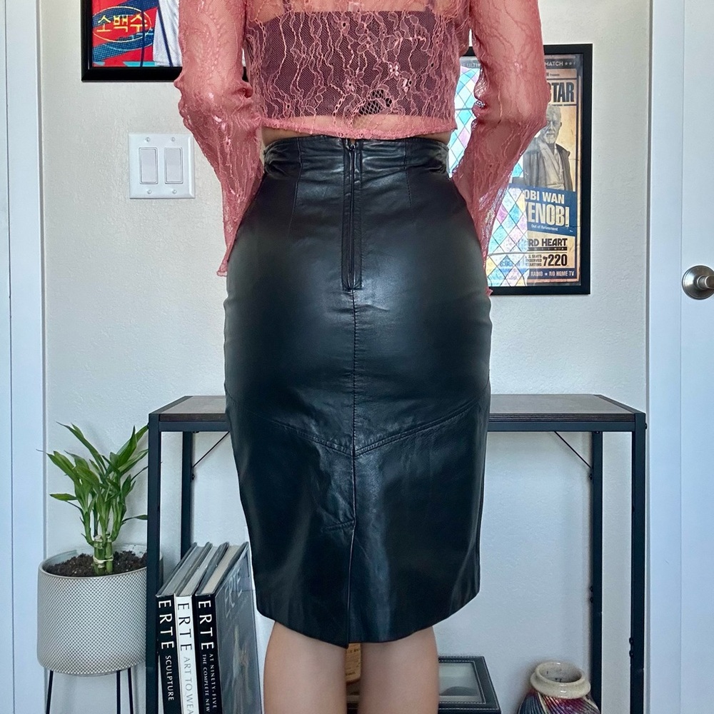 Chic Black Leather Midi Skirt - Picture 3 of 6